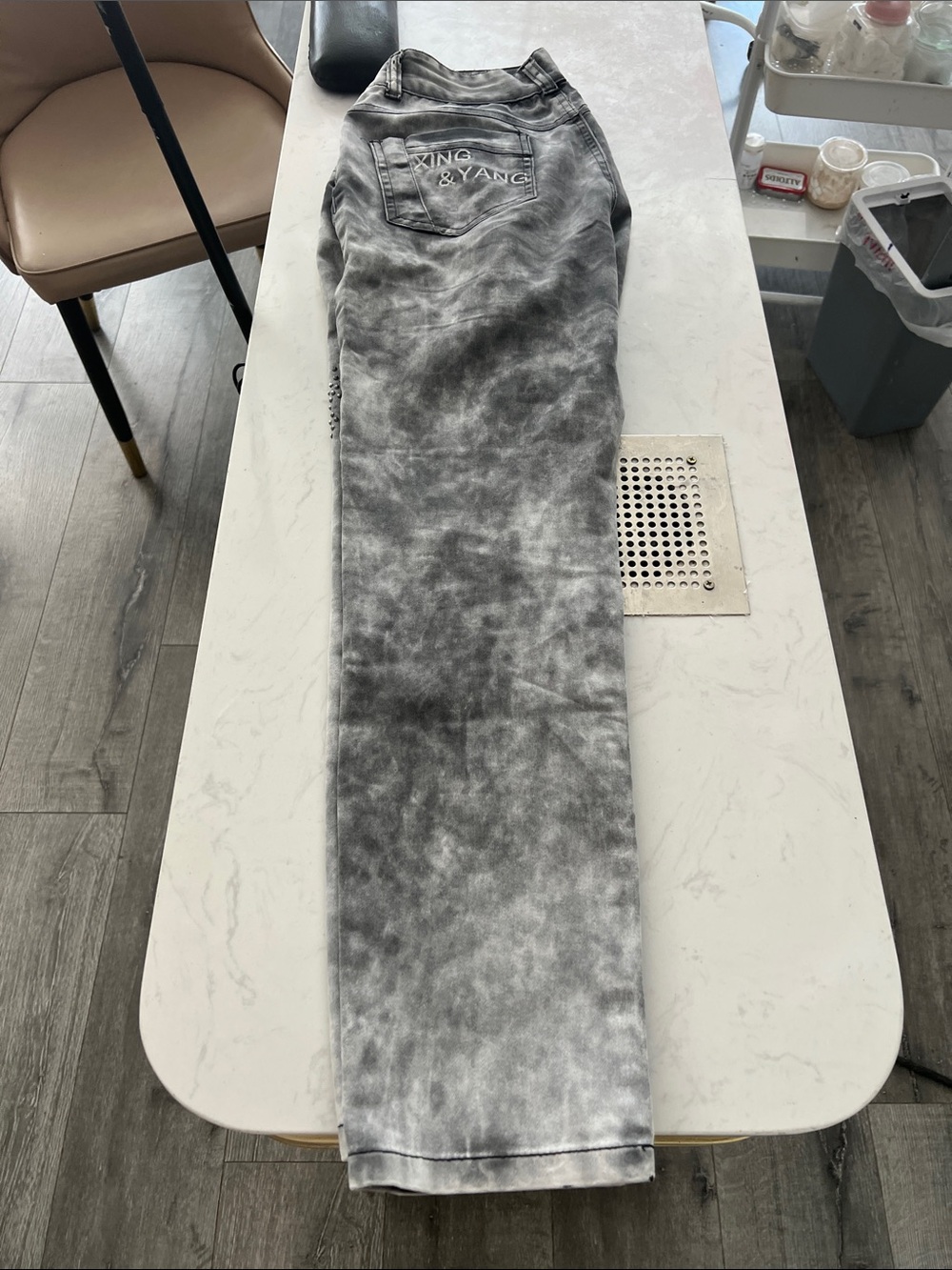 Women's Straight Leg Jeans in Washed Gray